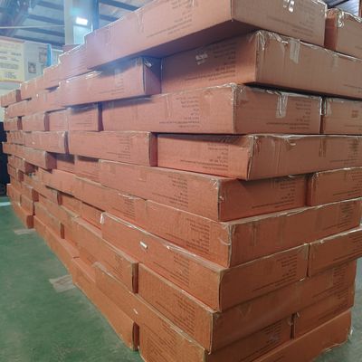 Ciężki czterokołowy woz ogrodowy z siatką metalową - idealny do pracy na zewnątrz